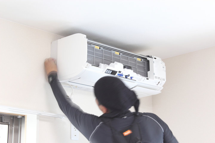 エアコンの取り付け作業